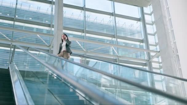 Escada Rolante Telefonema Mulher Negócios Escritório Para Deslocamento Viagem Chegada — Vídeo de Stock