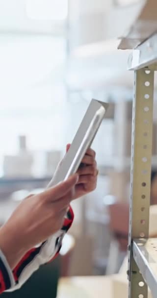 Business Femme Tablette Scanner Code Barres Sourire Vérifier Inventaire Des — Video