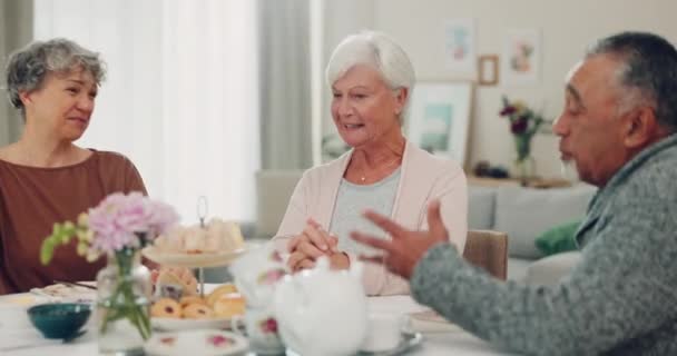 喝茶和老朋友一起坐在餐桌边聊天 吃饭或参加退休小组 派对和一个男人在早餐的时候和年长的女人交谈 以进行交流和交流 — 图库视频影像