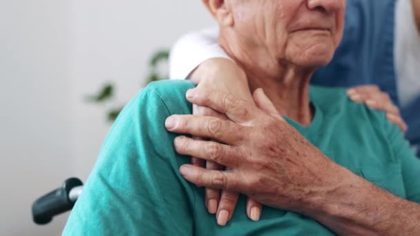 Händchenhalten Senioren Und Rollstuhlfahrer Mit Einfühlungsvermögen Und Unterstützungsschecks Für Krebspatienten — Stockvideo