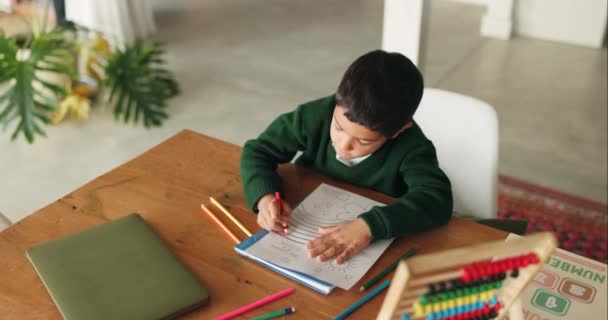 Δημιουργικό Αγόρι Και Σπίτι Παιδική Εκπαίδευση Μάθηση Και Έγχρωμη Δραστηριότητα — Αρχείο Βίντεο
