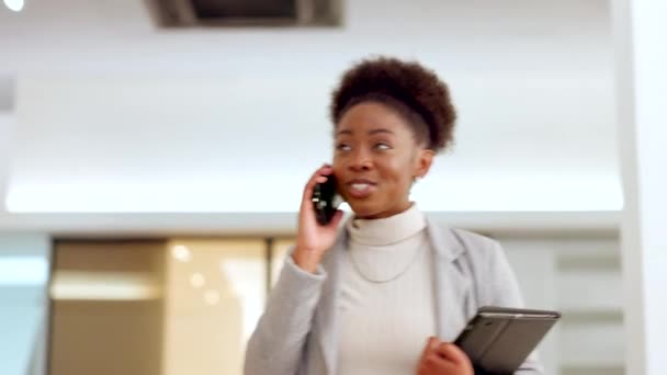 マネージャーは 電話で話し デジタルタブレットを保持し 近代的なオフィスで会議や予約に歩いています スタイリッシュな女性アフリカのビジネス女性のハンドヘルド内部の同僚にチャット — ストック動画