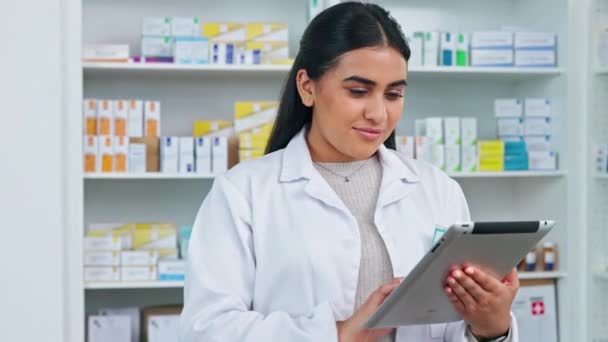 Technologia Farmaceutyczna Portret Przyjaznego Farmaceuty Sprawdzającego Recepty Zamówienia Online Aplikacji — Wideo stockowe