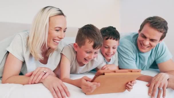 Enfants Parents Tablette Sur Lit Pour Vidéo Drôle Jeux Ligne — Video