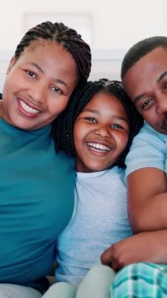 Portret Van Moeder Vader Gelukkige Kinderen Bed Met Glimlach Vertrouwen — Stockvideo