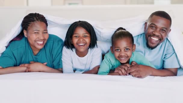 妈妈或在卧室里的快乐孩子的肖像 在假期里带着微笑或爱心在家里寻求支持或照顾 黑人家庭或有非洲儿童兄弟姐妹 母亲或父亲的父母的脸 — 图库视频影像