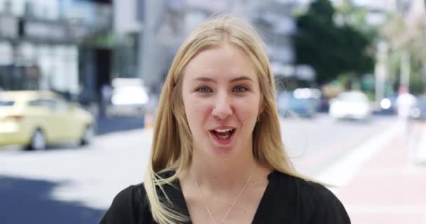 Wajah Angin Dan Bisikan Dengan Seorang Wanita Kota Untuk Isyarat — Stok Video