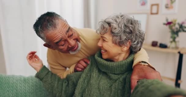 Счастливая Обнимающаяся Пожилая Пара Делает Селфи Дома Браке Пенсии Любовью — стоковое видео