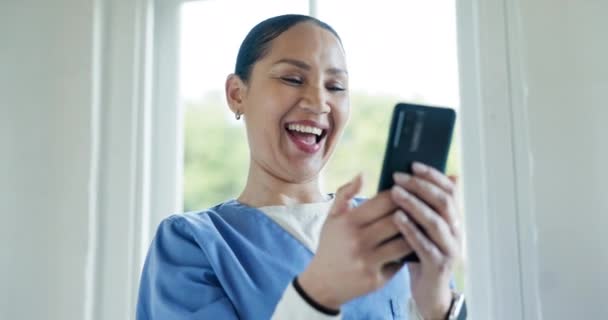 在一家有社交媒体 聊天或交流的医院里 打电话 大笑和快乐的女医生 用于喜剧 流媒体或发短信 送礼或阅读电子邮件的带有智能手机应用程序的医疗保健 迷因和女护士 — 图库视频影像