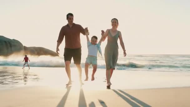 Пляж Счастливая Семья Ребенок Прыгают Держась Руки Отправляясь Отпуск Свежем — стоковое видео