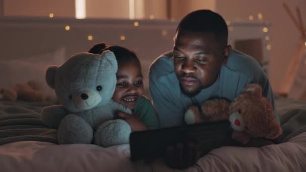 Κρεβάτι Νύχτα Και Παιδί Τον Πατέρα Tablet Και Την Ευτυχία — Αρχείο Βίντεο