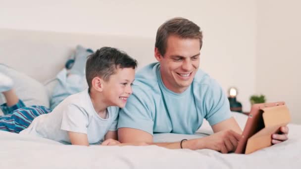 Père Sourire Enfant Avec Tablette Dans Chambre Coucher Pour Les — Video