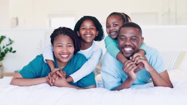 在卧室里拥抱或描绘快乐的孩子 让他们带着微笑或爱心在家里得到支持或照顾 与黑人家庭的母亲 和平或父亲在一起的非洲儿童兄弟姐妹的早晨 放松或面部表情 — 图库视频影像