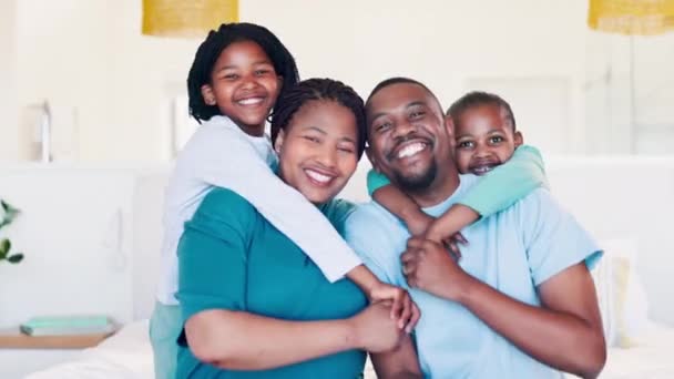 妈妈或在卧室里的快乐孩子的肖像 带着微笑 拥抱或爱在家里寻求支持或照顾 黑人家庭或自豪的父母与非洲儿童兄弟姐妹 母亲或父亲的脸 — 图库视频影像