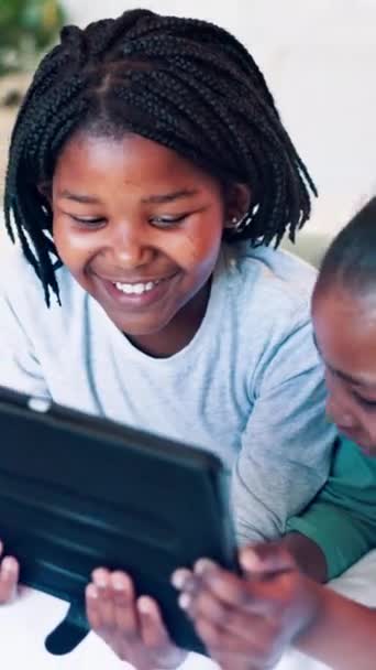 孩子们 平板电脑和床上的快乐游戏 滑稽视频和家庭在线教育或学习 兄弟姐妹和非洲家庭与数字技术 流媒体电影或互联网一起放声大笑 — 图库视频影像