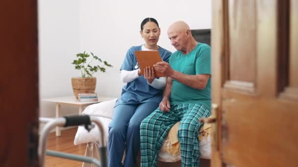 Tableta Enfermero Anciano Dormitorio Conversación Consulta Hogar Ancianos Tecnología Persona — Vídeo de stock