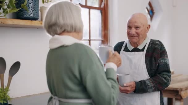 Kaffee Gespräch Und Senioren Paar Der Küche Für Kommunikation Gespräche — Stockvideo