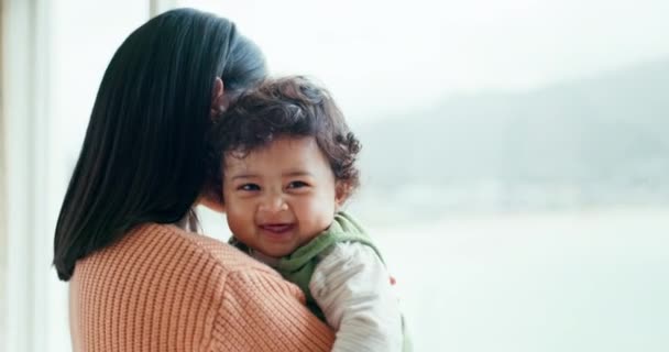 Anne Yeni Doğmuş Pencerenin Yanında Gülümseyen Çocukluğunda Özen Sevgi Bağlılık — Stok video