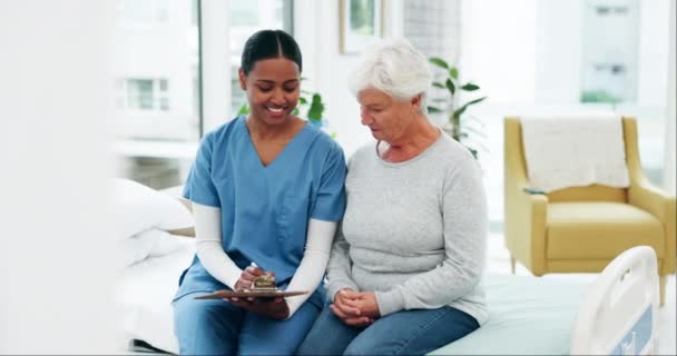 剪贴板和护士与医院的一名老年妇女交谈 进行医疗咨询 在医疗诊所与医生交谈的专业 检查和生病的老年女性病人 — 图库视频影像