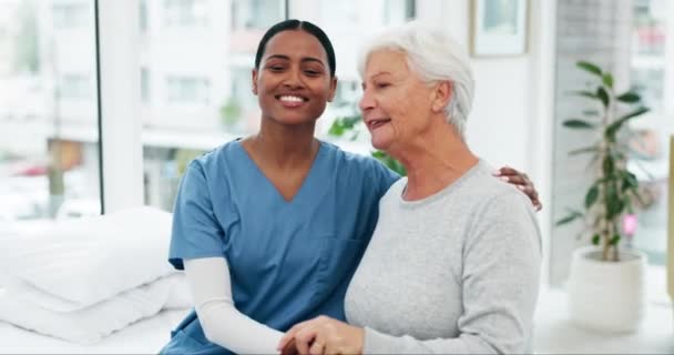 医学上 黑人妇女护士抱着一位老年残疾病人 并在医院里提供支持 与老年妇女一起在诊所接受保健 信任和医疗专业人员护理 — 图库视频影像