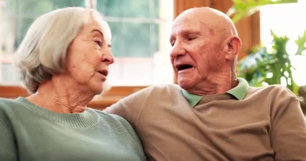 Пенсионер Пара Общение Счастья Диване Брака Заботы Поддержке Гостиной Пожилой — стоковое видео