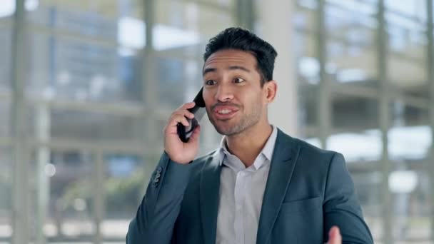 ハッピービジネスマン ネットワーキング 職場での取引のためのコミュニケーションで回廊 アジアの起業家 スマートフォン 連絡先との会話 ジャカルタで笑顔とチャット — ストック動画