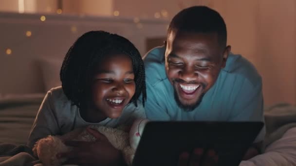 Yatak Odası Gece Babası Olan Kız Tablet Çizgi Filmle Gülme — Stok video