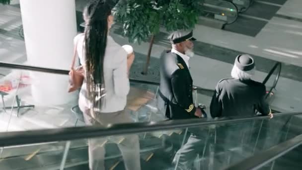 Roltrap Ochtend Zakenmensen Luchthaven Voor Woon Werkverkeer Reizen Aankomst Het — Stockvideo