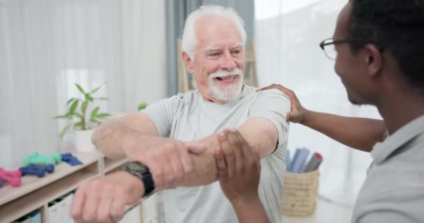 リハビリテーション 回復および黒人の男性のための生理療法の結果 腕を伸ばすか または老人は傷害治癒を点検します サポート モビリティアセスメント またはアフリカの理学療法士のアドバイス高齢者 — ストック動画