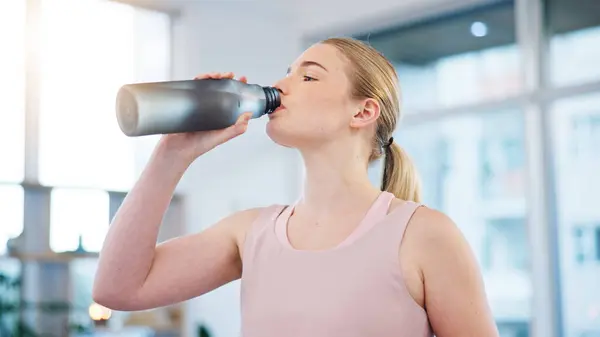 Vrouw Huis Drinken Van Water Voor Sportvakantie Energie Training Prestaties — Stockfoto
