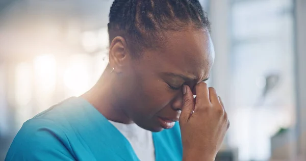 Zwarte Vrouw Verpleegster Huilende Trieste Geestelijke Gezondheid Met Depressie Hulp — Stockfoto