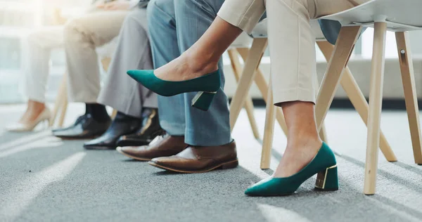 Gros Plan Hommes Affaires Chaussures Avec Pieds Salle Attente Entrevue — Photo