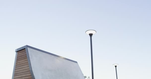 Скейтпарк Фітнес Людина Пандусним Трюком Відкритому Повітрі Свободою Навичками Або — стокове відео