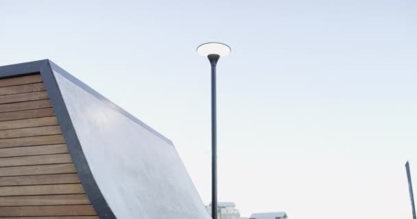スケートボード フィットネス ランプ トリック スキル バランスのためのスケートパーク エネルギー 健康またはアドレナリン スポーツが付いているスケート 自由および男性のスケーター屋外 — ストック動画