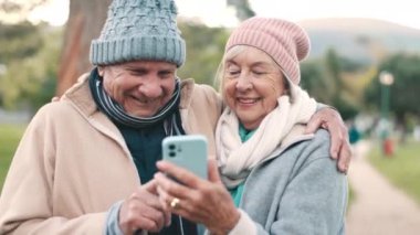 Park, telefon ve yaşlı çift hafta sonları sağlık, temiz hava ve sağlık için dışarı çıkıyorlar. Emeklilik, evlilik ve yaşlı erkek ve kadın akıllı telefonda resim, sosyal medya ve internet için.