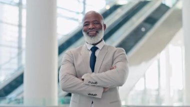 Profesyonel, kolları bağlı ve ofiste siyahi bir adamla iş yapıyor. Menajer, gururlu ve mutlu. Gülümse, CEO ve yönetici erkek çalışanın portresi ile güven, güç ve fırsat için.
