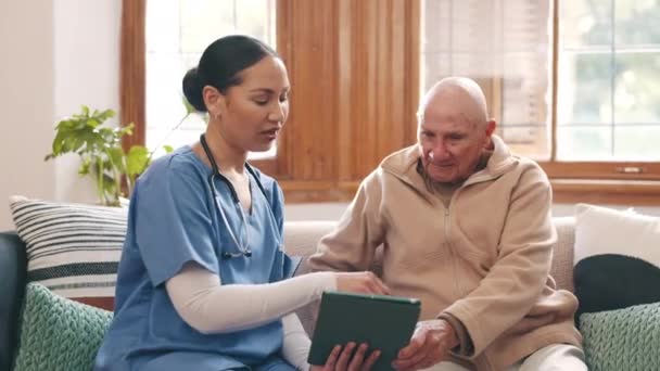 Tablet Discussie Verpleegkundige Met Senior Man Woonkamer Doet Onderzoek Voor — Stockvideo