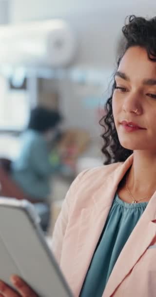 タブレット ビジネス女性は アイデアをブレインストーミングするために彼女のオフィスのガラスボードに書いています テクノロジー プランニング および財務管理に携わる若手社員 — ストック動画