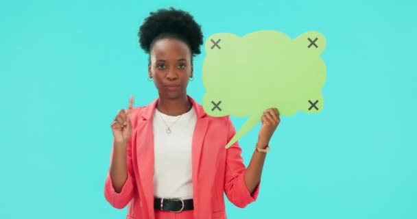 スピーチバブルポスターとノーのための顔 ブルーバックグラウンドによる投票のための悪いレビューのための頭と指を揺す アフリカの女の子 ソーシャルメディアのための学生やモックアップスペース スタジオでの意見やフィードバック — ストック動画