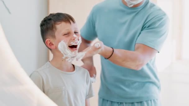 Homem Criança Barba Aprendendo Espelho Para Rosto Limpo Higiene Prática — Vídeo de Stock