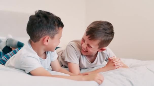 Παιδιά Γέλιο Και Συζήτηση Στο Κρεβάτι Αστεία Και Ανόητα Αστεία — Αρχείο Βίντεο
