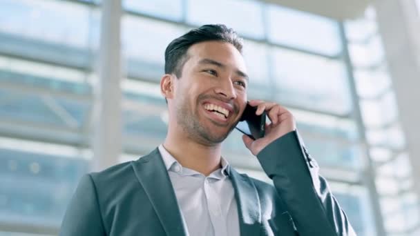 Smil Telefonopkald Forretningsmand Taler Snak Samtale Kontoret Smartphone Glad Asiatisk – Stock-video