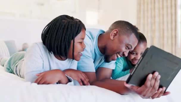Tato Dzieci Tablety Sypialni Oglądają Bawią Się Łóżku Technologii Śmieją — Wideo stockowe