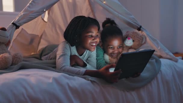 Lit Nuit Les Filles Avec Une Tablette Les Enfants Bonheur — Video