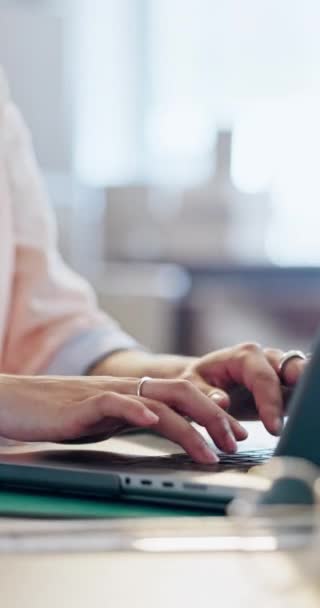 Ręce Laptop Biznesmen Piszący Zbliżenie Przy Biurku Biurze Pracy Nad — Wideo stockowe