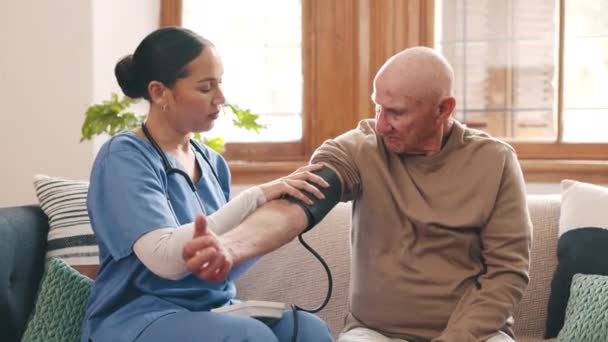 Mujer Médico Máquina Presión Arterial Atención Ancianos Para Latidos Cardíacos — Vídeo de stock