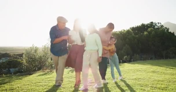 大家庭 在花园中一起散步 兴奋的孩子们与老人在花园 后院或大自然中结合在一起 节假日或有子女的老年父母外出 散步或结伴 — 图库视频影像