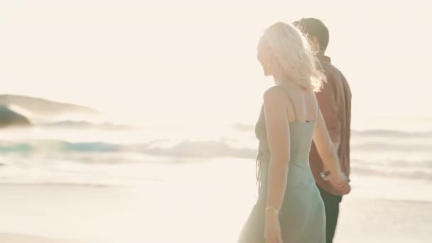 Παραλία Ηλιοβασίλεμα Και Ζευγάρι Κρατώντας Χέρια Ενώ Περπατάτε Αγάπη Ελευθερία — Αρχείο Βίντεο