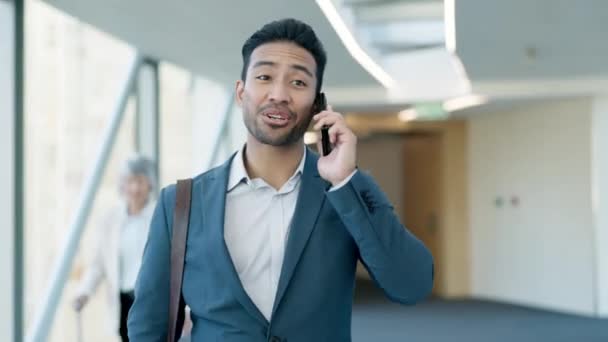 Telefonopkald Gående Forretningsmand Taler Kontoret Korridor Med Mobiltelefon Til Kommunikation – Stock-video