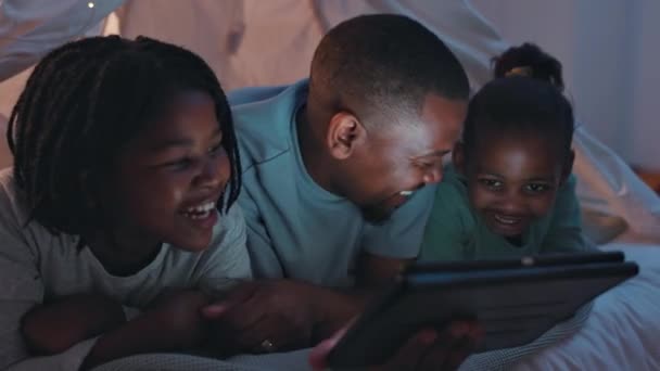 Łóżko Noc Dziewczyny Ojcem Tablet Szczęście Kreskówki Domu Śmiech Połączenia — Wideo stockowe